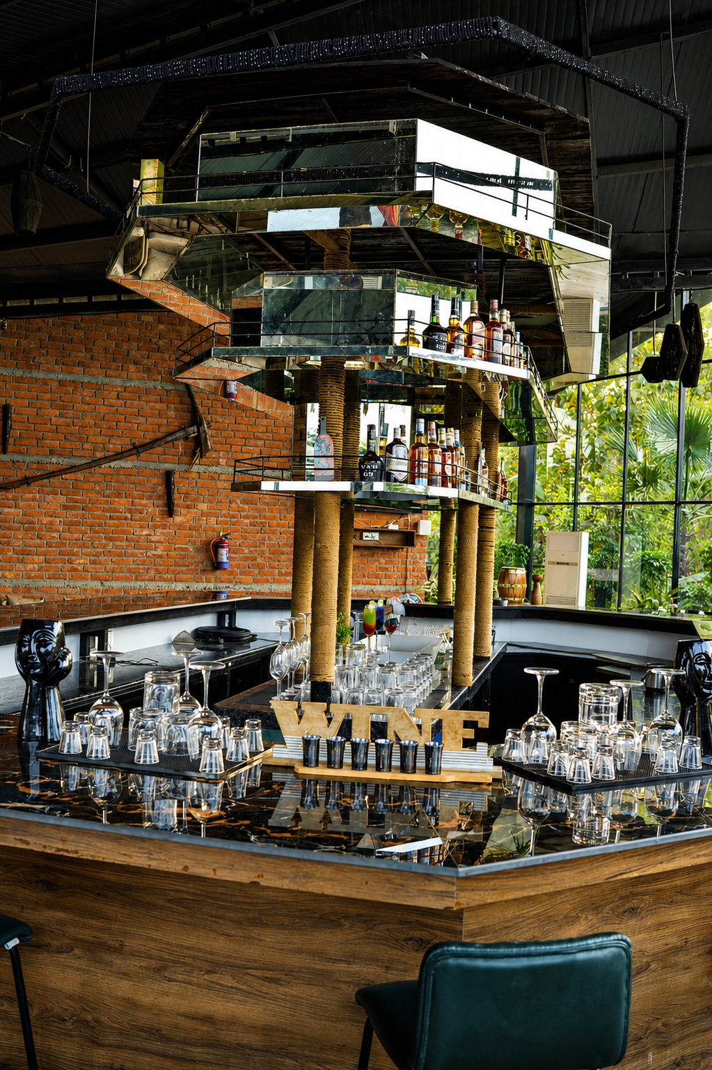Restaurant & Bar