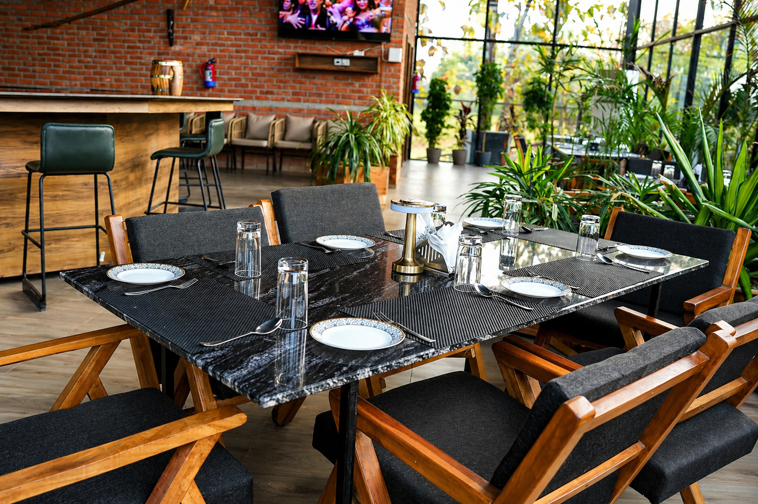 Restaurant & Bar
